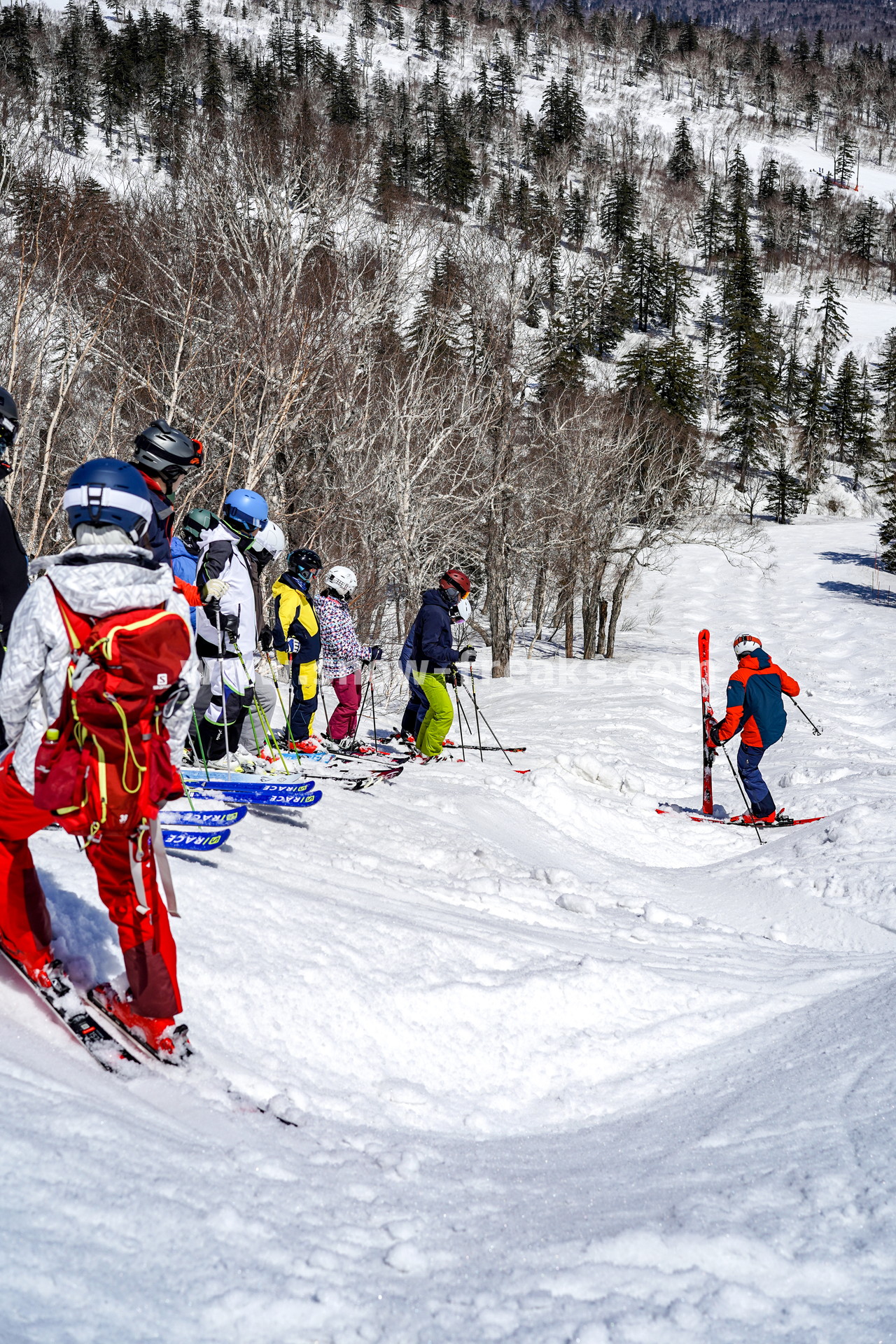 札幌国際スキー場 Mt.石井スポーツ ISHII SKI ACADEMY 校長・斉藤人之さんによる『斉藤塾』開講。本日のテーマは、「春雪！コブからスキーのたわみを楽しむ！！」(^^)v